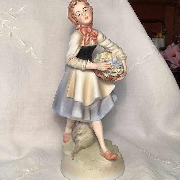 Lamour porcelain girl with flowers figurine - Picture 4 of 7